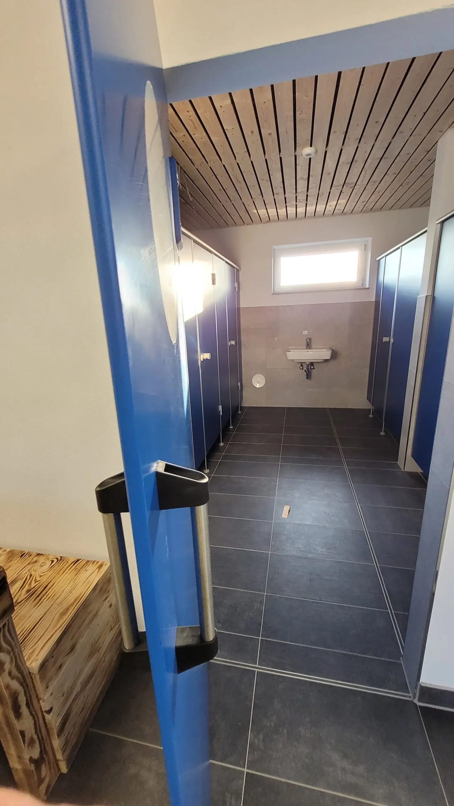 Duschen und Toiletten