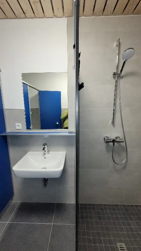 Duschen und Toiletten