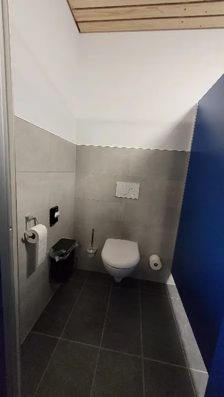 Duschen und Toiletten