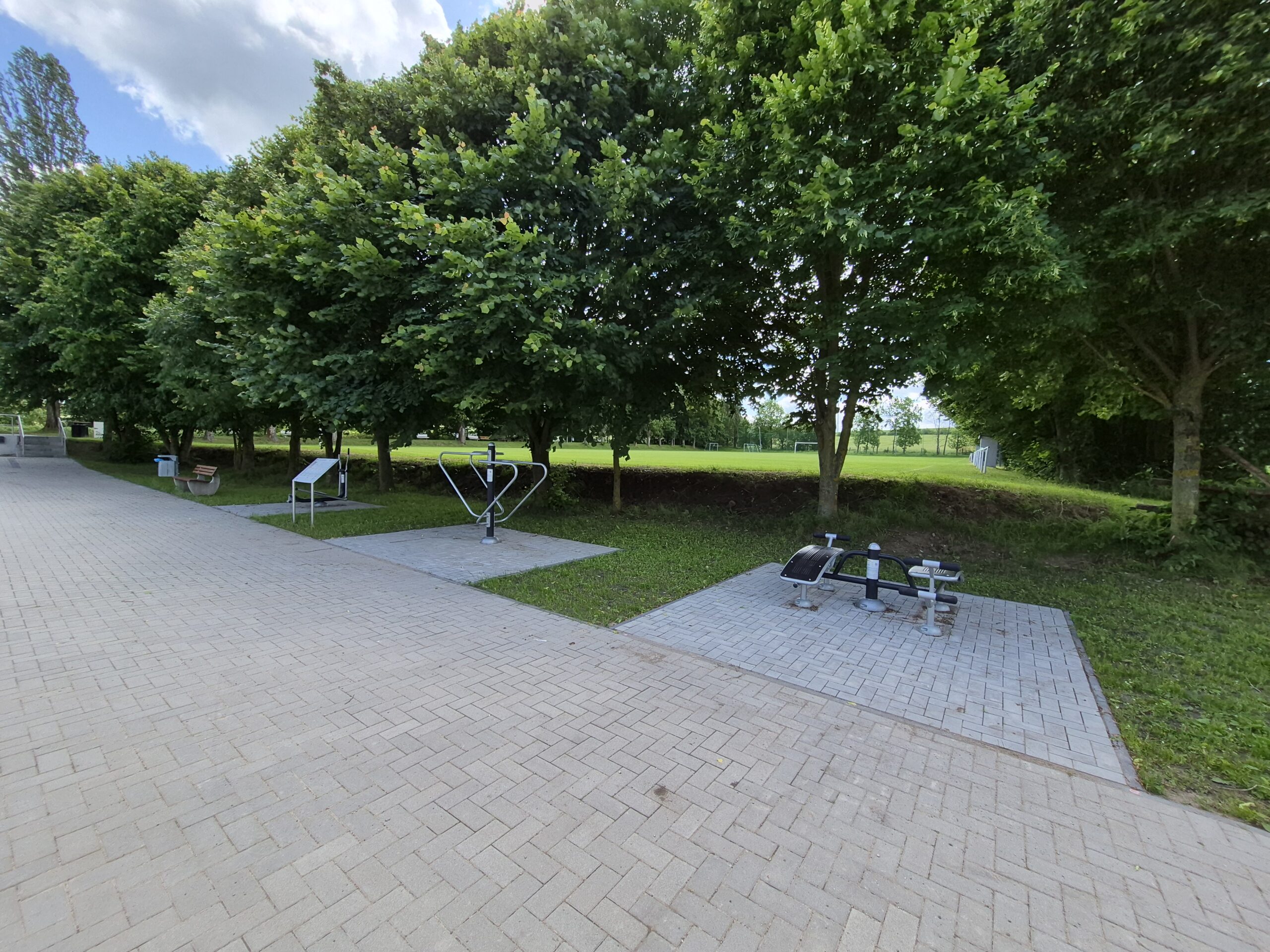 Trimm-Dich-Pfad auf dem Sportplatz in Ostramondra