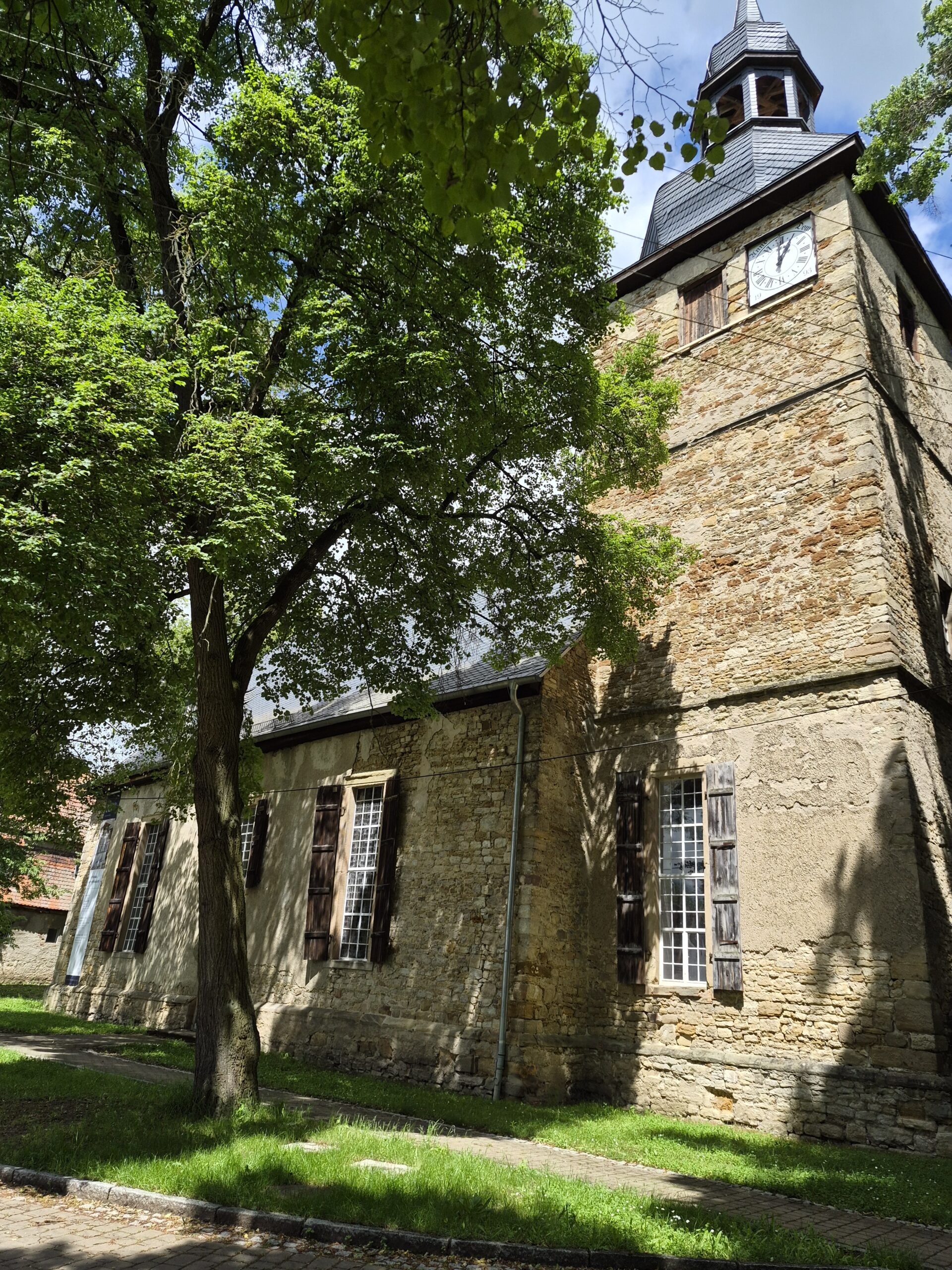 Kirche in Ostramondra